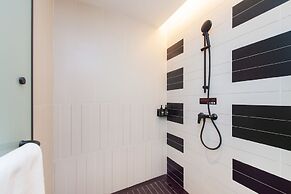 ibis Jiaodong Airport EMU Town Store