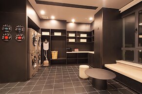 ibis Jiaodong Airport EMU Town Store