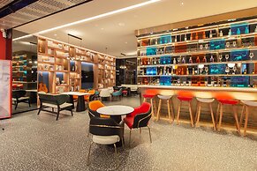 ibis Jiaodong Airport EMU Town Store