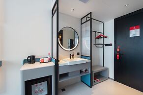 ibis Jiaodong Airport EMU Town Store