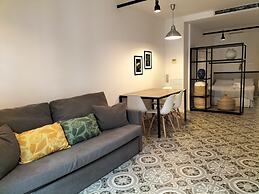 Liceu Apartments by gaiarooms