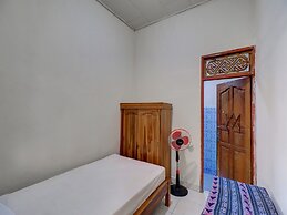 OYO Life 92838 Kost Ibu Surya