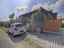 OYO Life 92838 Kost Ibu Surya