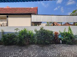 OYO Life 92838 Kost Ibu Surya