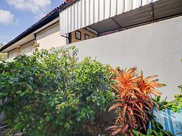 OYO Life 92838 Kost Ibu Surya