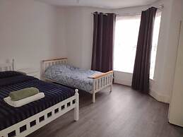 Rayans Lodge Startford