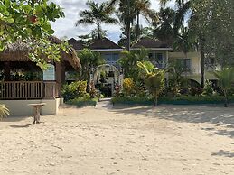 2-bedroom Apt - Enjoy 7 miles of White Sand Beach! 2 Apts by RedAwning