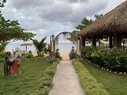 2-bedroom Apt - Enjoy 7 miles of White Sand Beach! 2 Apts by RedAwning