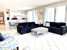 Sunshine Daydream 3 Bedroom Condo by RedAwning