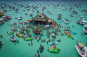 Chick and Dudes Beach Escape 2 Bedroom Condo by RedAwning