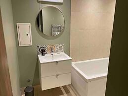 Stunning Apartment by The Leas, West End