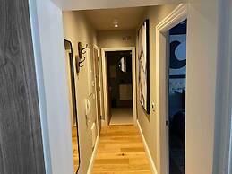 Stunning Apartment by The Leas, West End
