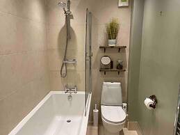 Stunning Apartment by The Leas, West End