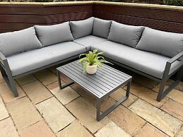 Stunning Apartment by The Leas, West End