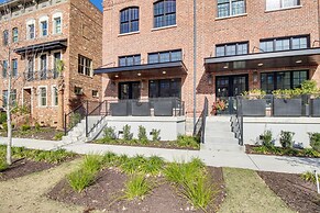 Luxe Savannah Townhome: 1 Mi to Historic District