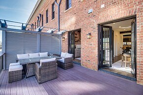 Luxe Savannah Townhome: 1 Mi to Historic District