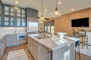 Luxe Savannah Townhome: 1 Mi to Historic District