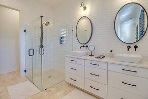 Luxe Savannah Townhome: 1 Mi to Historic District