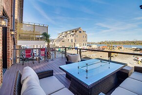 Luxe Savannah Townhome: 1 Mi to Historic District