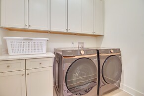 Luxe Savannah Townhome: 1 Mi to Historic District