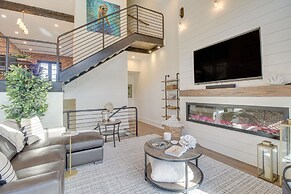 Luxe Savannah Townhome: 1 Mi to Historic District