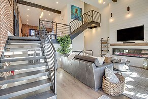 Luxe Savannah Townhome: 1 Mi to Historic District