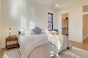 Luxe Savannah Townhome: 1 Mi to Historic District