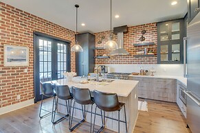 Luxe Savannah Townhome: 1 Mi to Historic District
