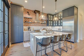 Luxe Savannah Townhome: 1 Mi to Historic District