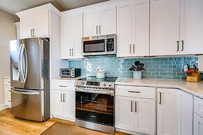 Lakefront Carolina Beach Townhome w/ 3 Balconies!