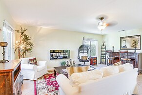 Hot Tub, Bar & Outdoor Kitchen: Chic Indio Retreat