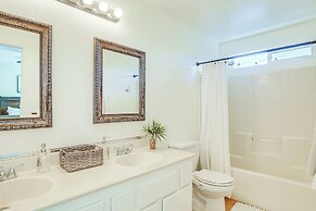 Hot Tub, Bar & Outdoor Kitchen: Chic Indio Retreat