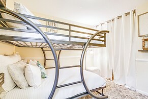 Hot Tub, Bar & Outdoor Kitchen: Chic Indio Retreat