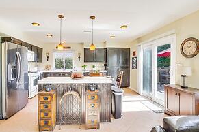 Hot Tub, Bar & Outdoor Kitchen: Chic Indio Retreat