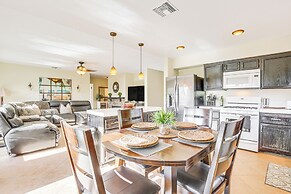 Hot Tub, Bar & Outdoor Kitchen: Chic Indio Retreat