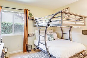 Hot Tub, Bar & Outdoor Kitchen: Chic Indio Retreat