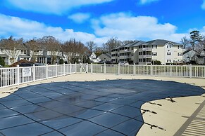3 Mi to Savannah Beach: Lewes Condo w/ Pool Access