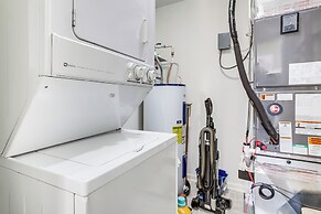 3 Mi to Savannah Beach: Lewes Condo w/ Pool Access