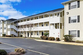 3 Mi to Savannah Beach: Lewes Condo w/ Pool Access