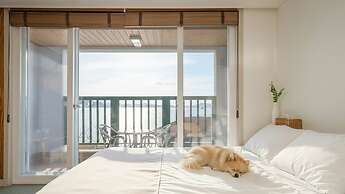 Geoje Beachwhite Pension