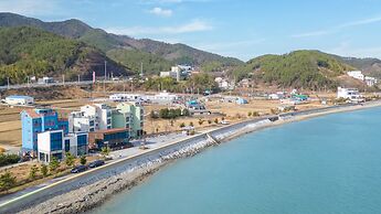 Geoje Beachwhite Pension