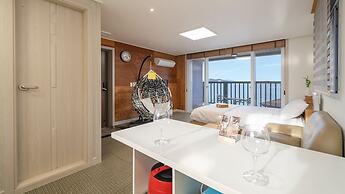 Geoje Beachwhite Pension