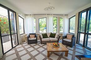 Villa Lisa with huge Pool and Garden