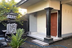 OYO Life 93155 Wisma Sarah