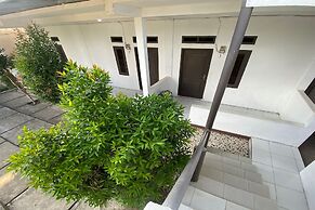 OYO Life 93154 White Kos Jenggala