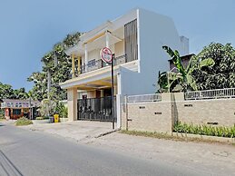 OYO Life 92935 Ayu Kost Eksklusif