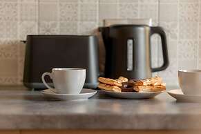 Stylish Apartment in Żoliborz by Renters