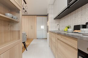 Stylish Apartment in Żoliborz by Renters