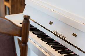 Deep Green Apartment by Renters