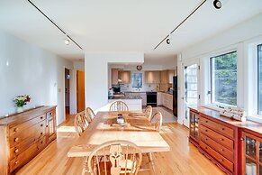 Great Barrington Lakeside Getaway w/ Kayak & Grill